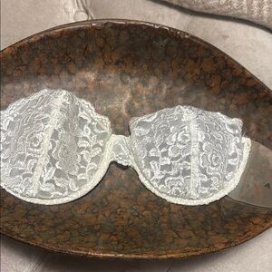 Sticky strapless white lace bra